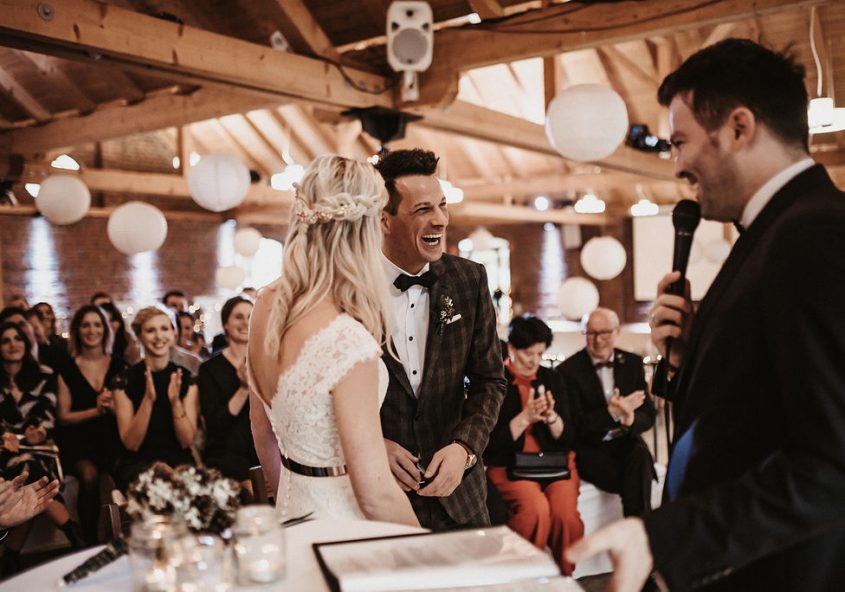 Scheunenhochzeit im Kulturhof Knechtsteden mit Trauredner martinredet aus Köln - Copyright Kira Stein