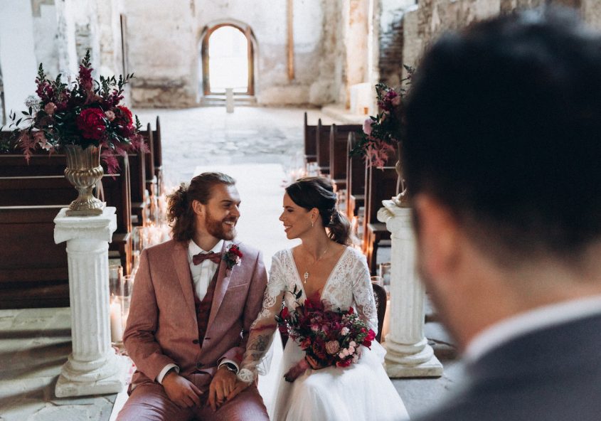 Hochzeit in einer alten Kirche mit Trauredner martinredet