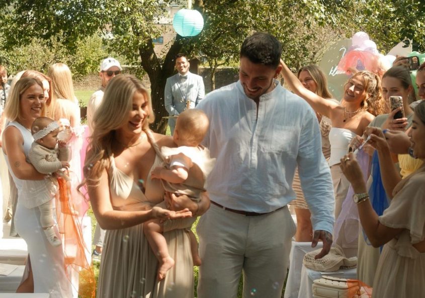 Eltern und Kind ziehen nach Rede auf Kinderwillkommensfest aus. Redner Martin Fett und die Gäste feiern die Familie.