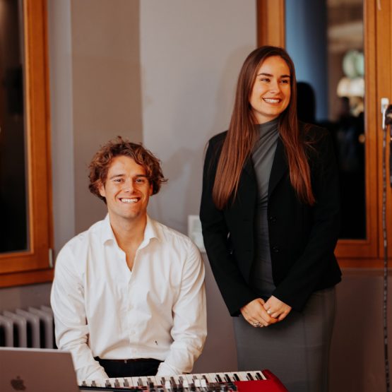 Noah und Lu auf dem Teamevent von martinredet Noah Dröge und Cara Luisa Bäumer Hochzeit Freie Trauung Musik Teamevent "martinredet" 2025 - Bild von Edvin Thielemann