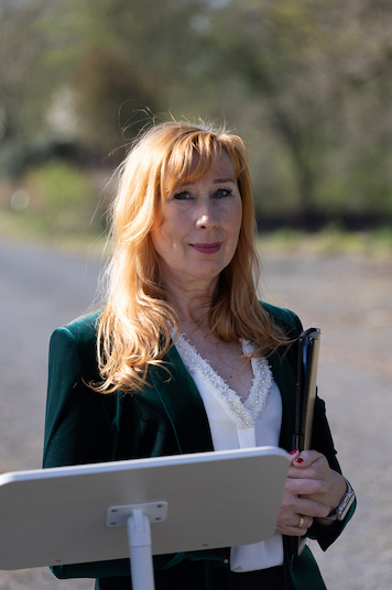 deutsch russische Hochzeitsrednerin Traurednerin Freie Trauung Bonn Swisttal Siegburg NRW Ella im Team von martinredet deutsch russische Hochzeitsrednerin Traurednerin Freie Trauung Bonn Swisttal Siegburg NRW Ella im Team von martinredet