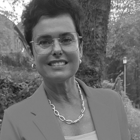 Traurednerin Düren und Aachen Nicole im Team NRW von Hochzeitsredner und Trauredner martinredet