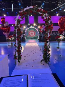 Die Trauredner-Mappe liegt bereit. Und es wird geheiratet bei der Hochzeit des Jahres bei Promi Big Brother.