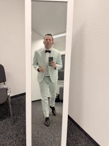 Outfit steht. Trauredner Martin Fett ist bereit für die Promi Big Brother Hochzeit mit Kim und Nikola