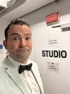 Es ist soweit. In wenigen Sekunden geht’s los. Die Hochzeit des Jahres bei Promi Big Brother mit Kim und Nikola Grey und Trauredner Martin Fett